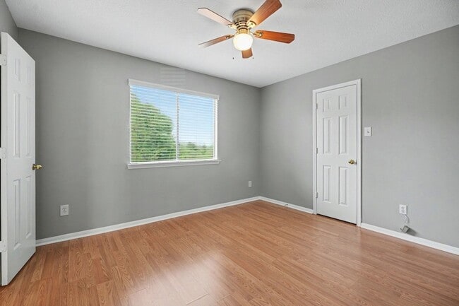 Building Photo - 526 Oak Briar Dr