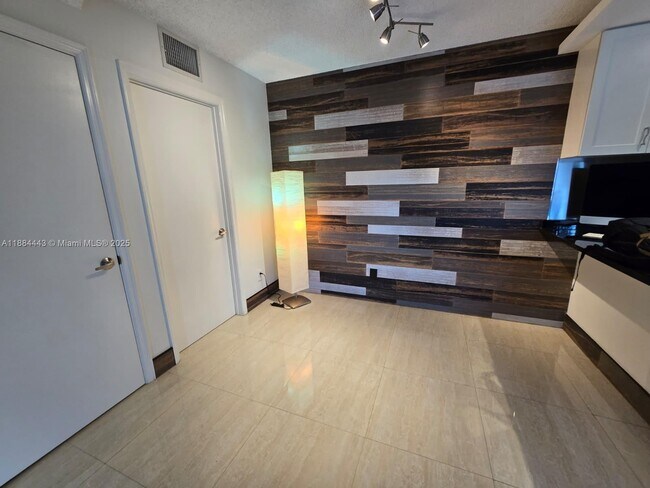 Building Photo - 1150 SW 118th Terrace