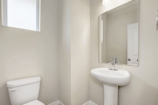 Building Photo - New Modern 2BD/2.5BTH Townhome for Lease in Lynnwood - Small Pet Friendly!