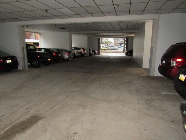 Building Photo - Fairmount East II - 2 Bedroom 2 Bath Middl...