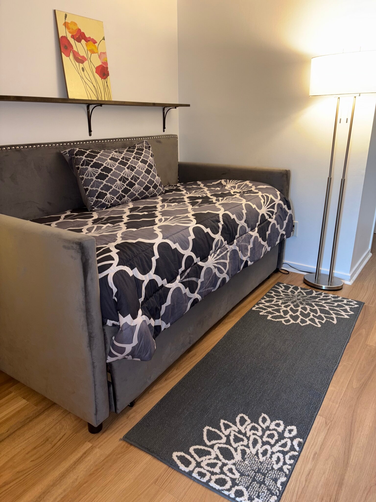 Modern rug and new bedding - 454 Racine Dr