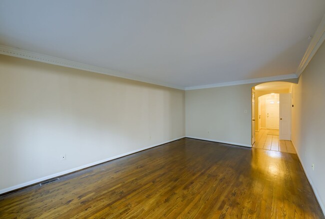 Building Photo - Beautifully Updated Townhome in Rockville