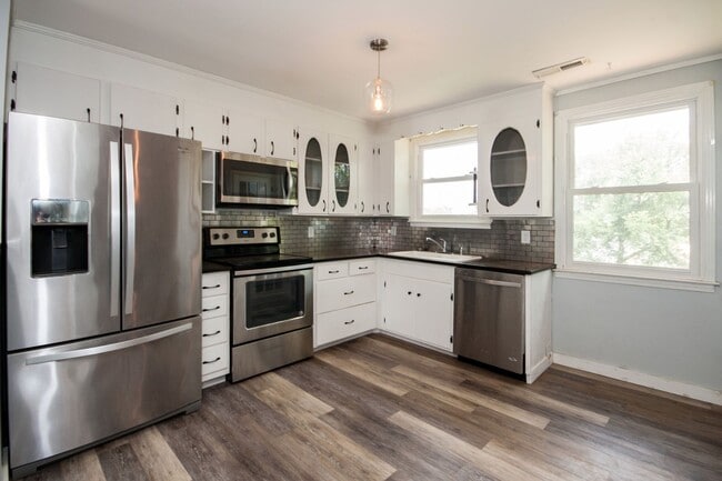 Building Photo - Huge 4 Bedroom 2 Bath Sylvan Park Classic! AVAILABLE NOW. Perfect for Roommates or a Home Office....