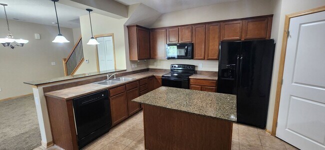 Building Photo - Rare 3 bedroom, 2.5 bathroom rental home w...