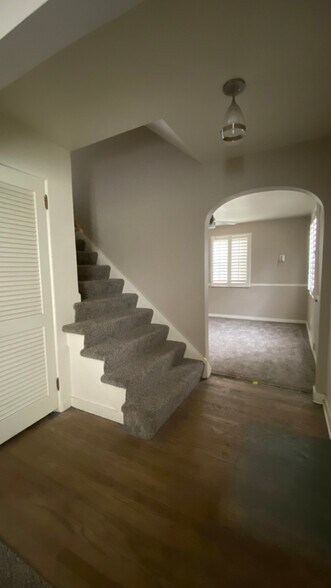 Building Photo - 409 Derrick Ave