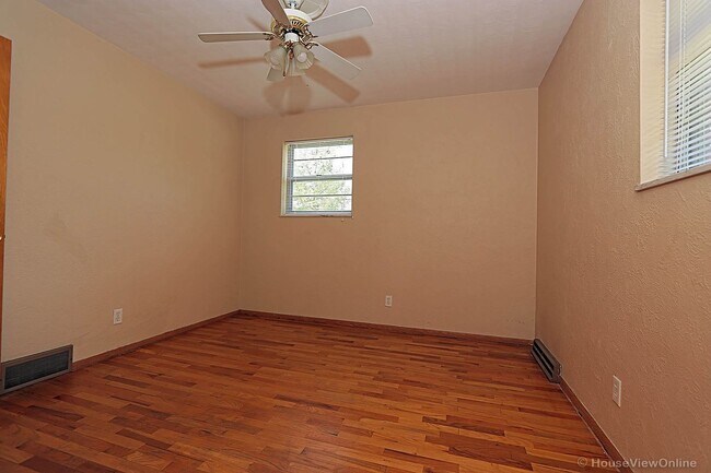 Building Photo - House Close To Campus- Available in July 2026