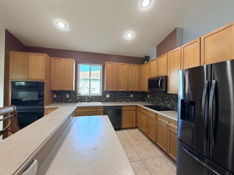 Building Photo - 2165 Newport Isles Blvd