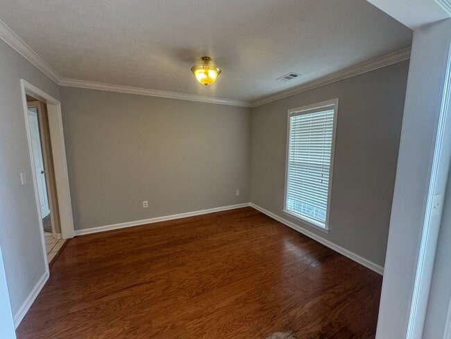 Building Photo - 4 Bedrooms in Eastern Oaks