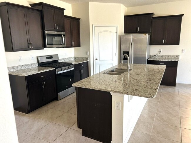 Building Photo - 7604 Oakmoss Loop