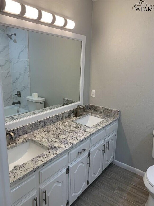 Building Photo - 5519 Briargrove Dr