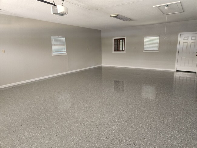 Building Photo - 3 Bedroom/2 Bath Los Angeles Heights Subdi...