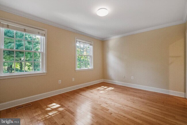 Building Photo - 3217 Sutton Pl NW