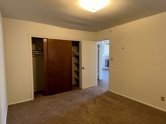 Building Photo - 2bed/1 bath duplex unit