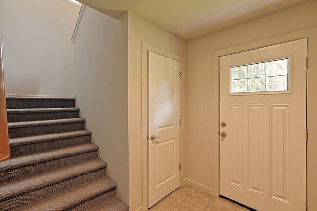 Building Photo - Spacious Townhome Near Silver Lake!