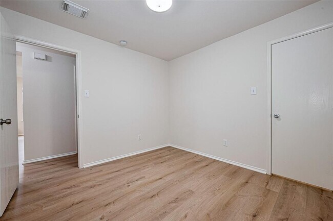 Building Photo - 8435 Westknoll Ln