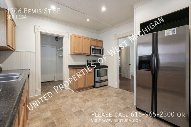 Building Photo - Available Now | 3 Bedroom 1 Bath Lower Lev...