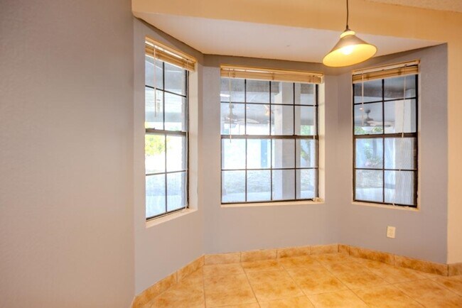 Building Photo - 1425 Longhorn Dr
