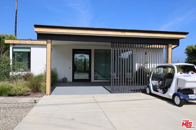 Building Photo - 6656 Dume Dr
