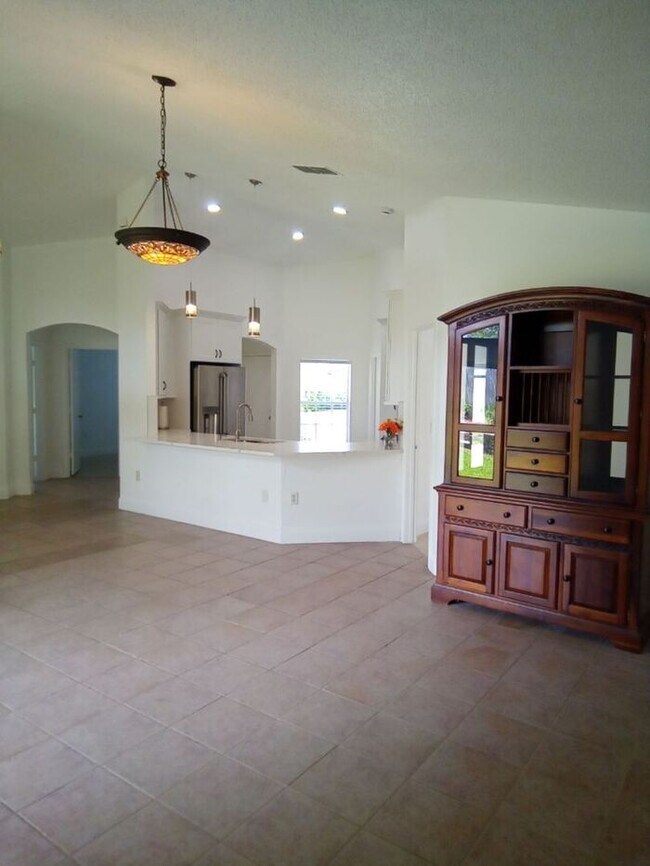 Building Photo - Charming 3 Bedroom Home for Rent in Davenp...