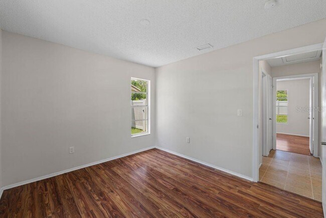 Building Photo - 7504 N Sanibel Cir