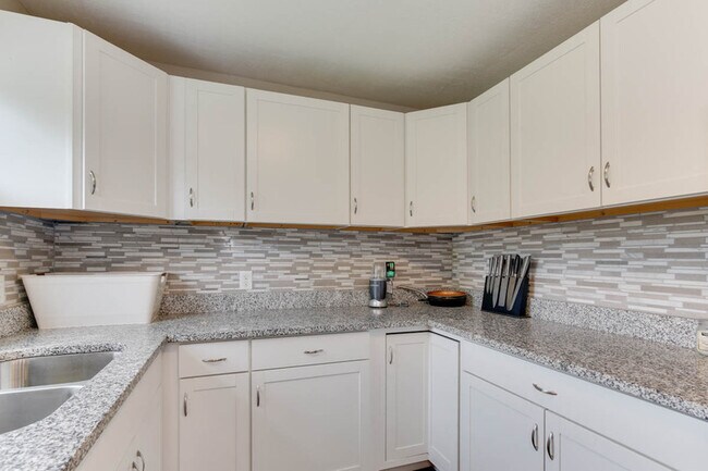 Building Photo - 1011 Robinson Rd