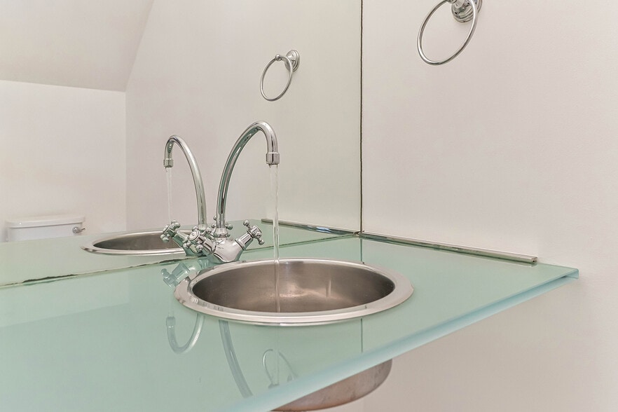 Guest bathroom - 1115 19th St