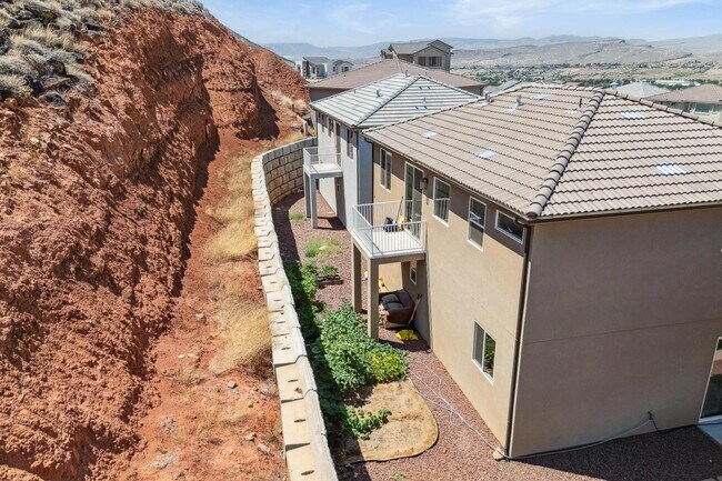 Building Photo - 438 N Stone Mountain Dr