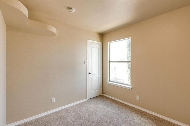 Building Photo - East El Paso 3 bed Refrig A/C next to Park!