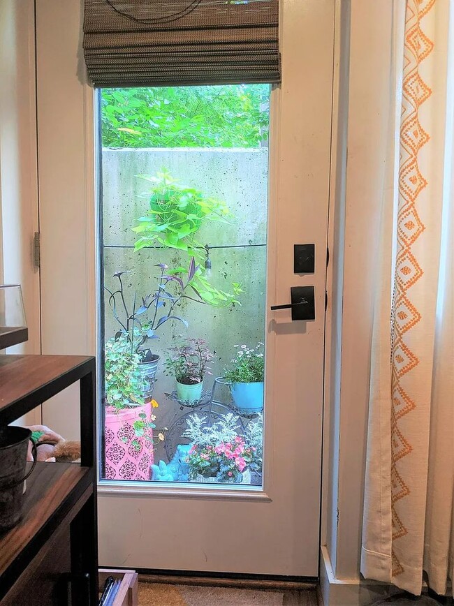 Building Photo - Sunny 1 bed + den 870 sq ft in heart of Pe...