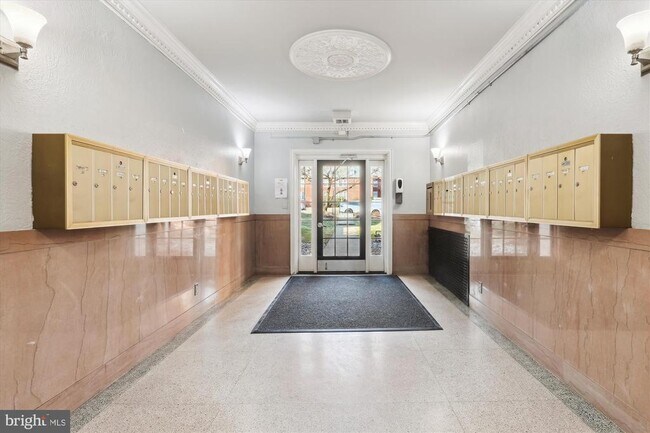 Building Photo - 906 S Washington St