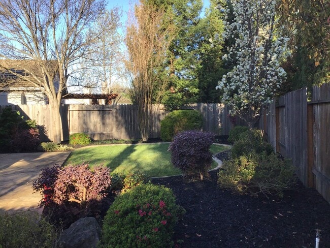 Building Photo - Woodcreek Oaks home - three bedroom