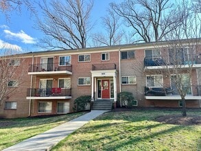 Building Photo - Beautifully kept, spacious one bedroom condo in the award winning Bethesda Parkside Community!