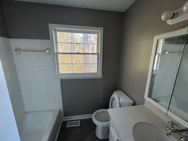 Building Photo - MOVE IN SPECIAL AVAILABLE!!