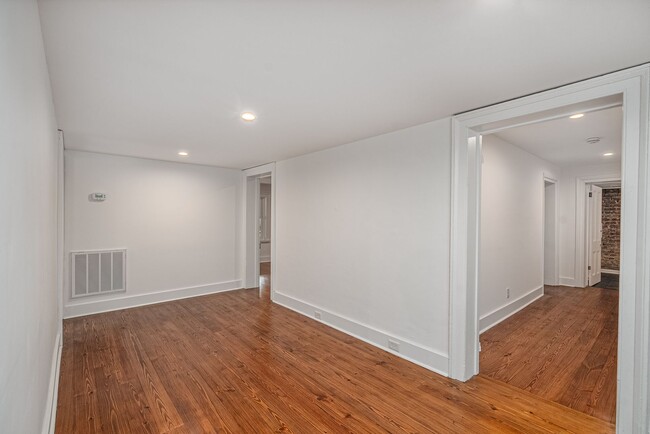 Building Photo - Renovated 2 Bedroom Carriage house off Laf...