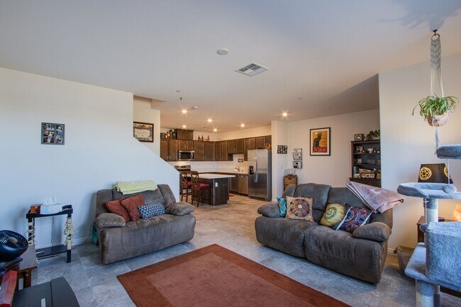 Building Photo - 2 Story Townhouse in Gated Community! Comi...