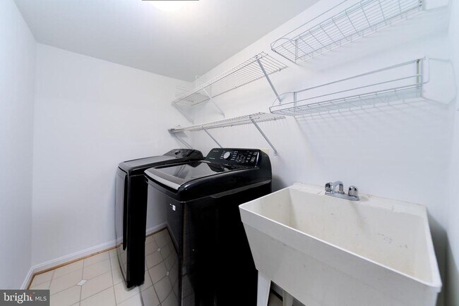 Building Photo - 685 Springhouse Square SE