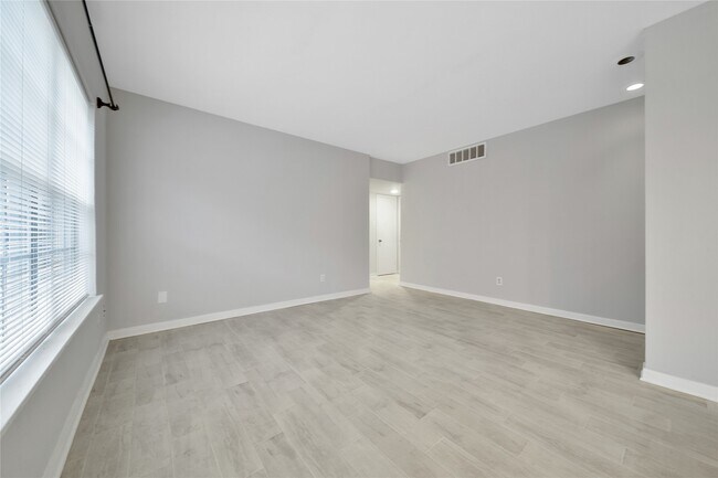 Building Photo - 2822 Briarhurst Dr