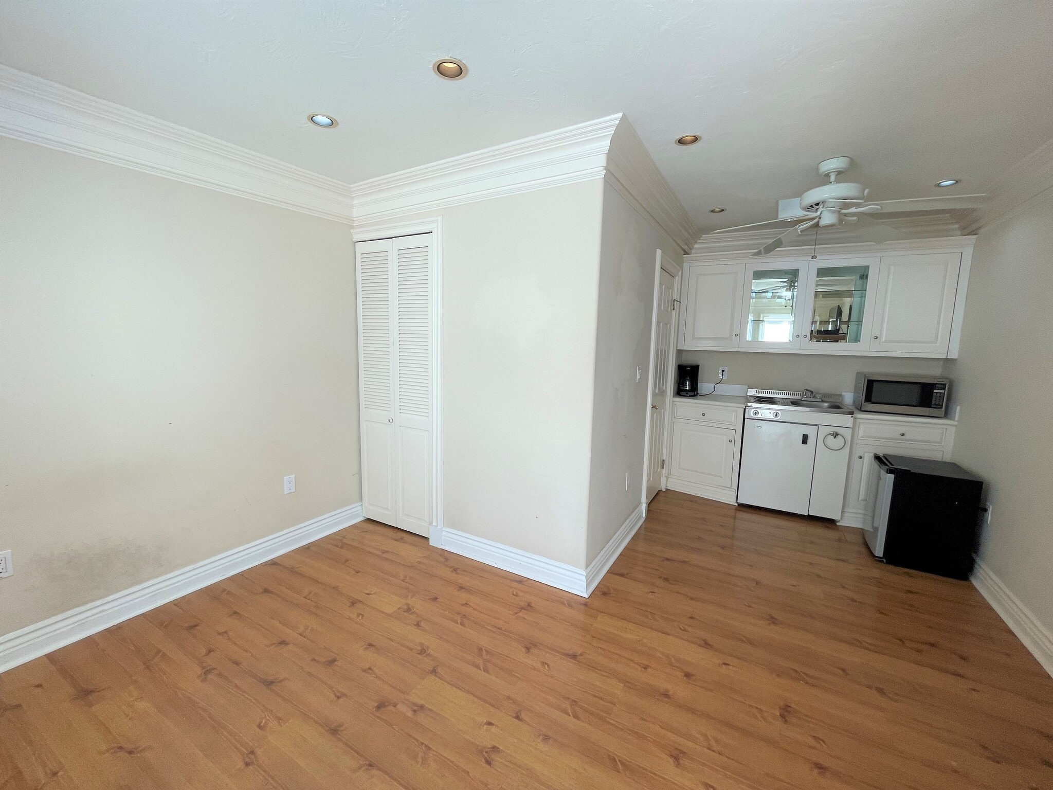 Building Photo - 152 N Arnaz Dr