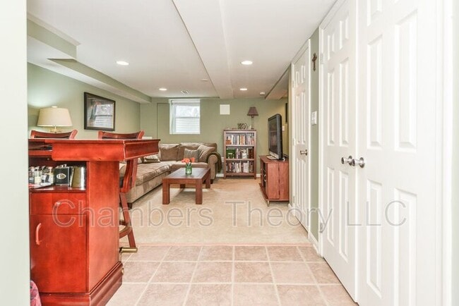 Building Photo - 629 S Henry St