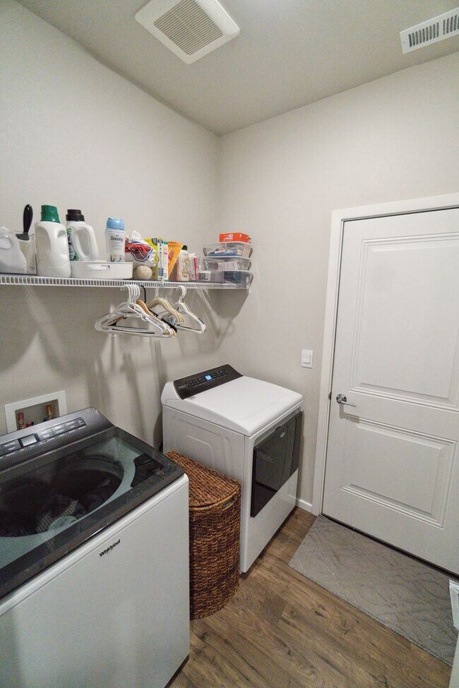 Building Photo - 4 Bed 2 Bath Single Family Home in Cheney!!