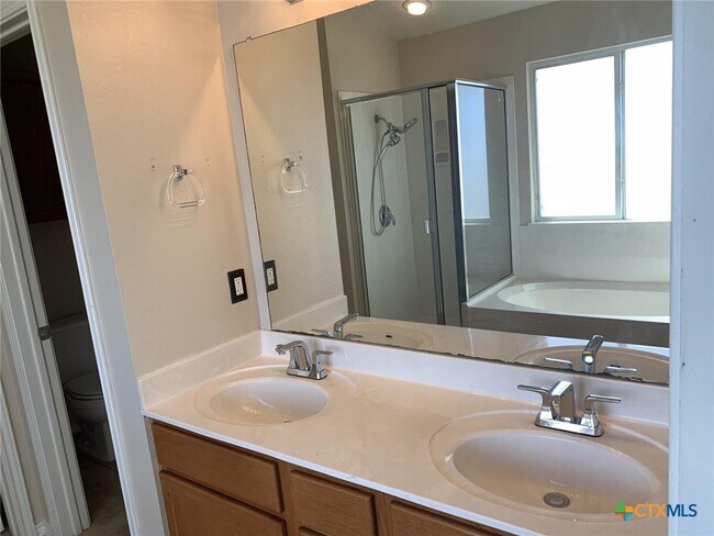 Building Photo - 5506 Bridgewood Dr