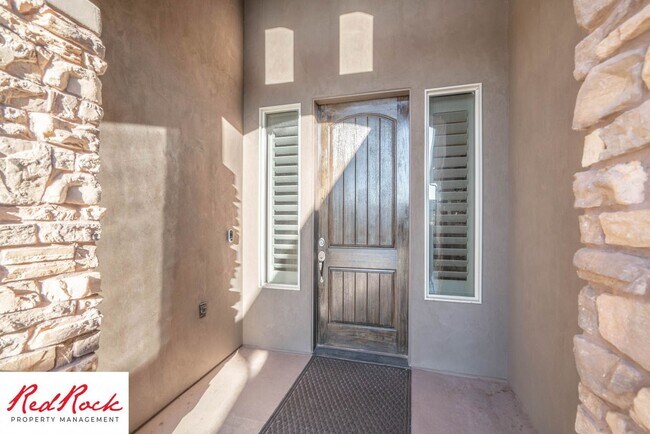 Building Photo - Stunning 2 Bedroom Fully Furnished Home. Community Pool & Mini Golf!