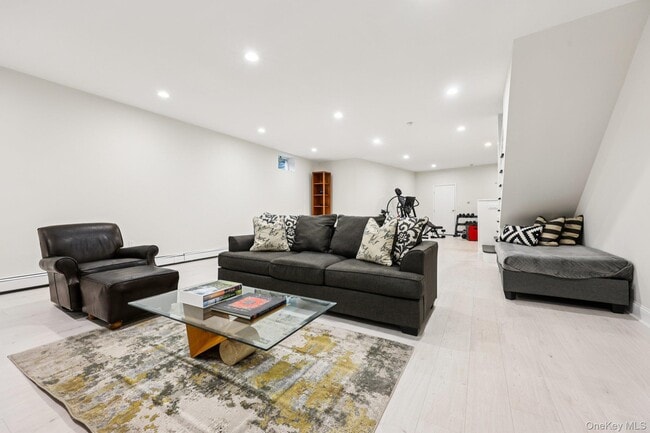 Building Photo - 6 Carol Ln