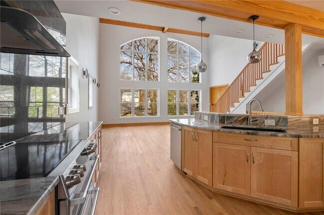 Building Photo - 1008 Courtenay Dr NE