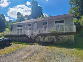 Building Photo - 3 bed 2 bath duplex available 6/4/2026!