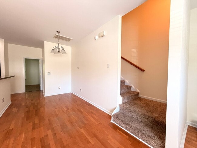 Building Photo - Spacious 3BR/3BA AVAILABLE NOW!