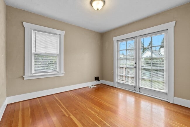 Building Photo - 3bd/1.75ba Seattle Home