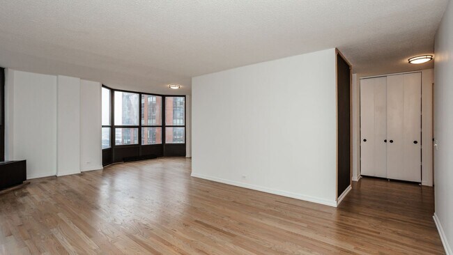 Building Photo - 899 S Plymouth Ct