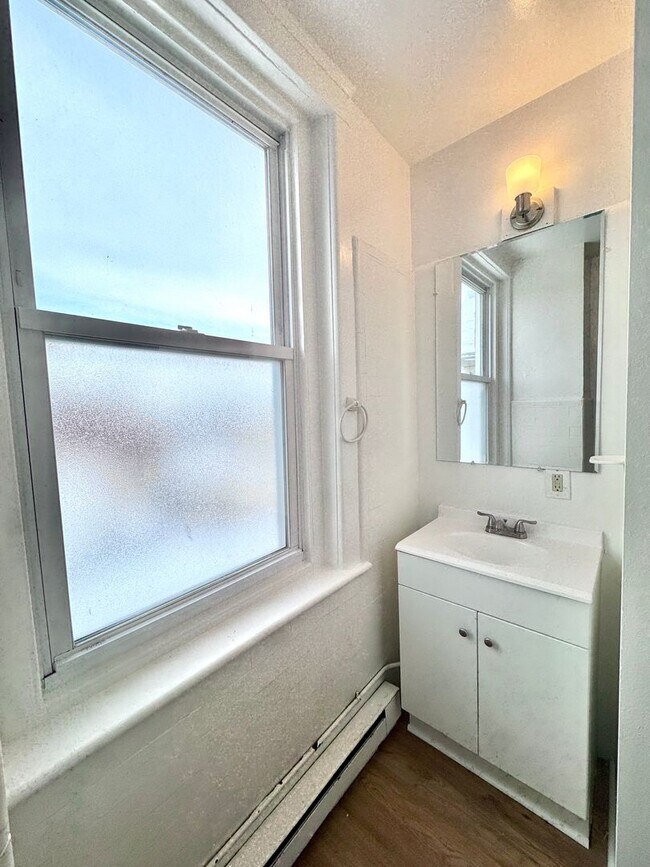 Building Photo - 819 E 5th St