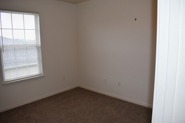 Building Photo - 3 bedroom 2 Bathroom Duplex in Hunters Ridge
